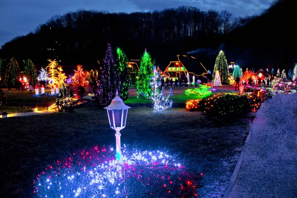 Pueblo en coloridas luces de Navidad — Foto de Stock