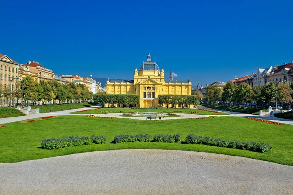 Pavilhão no parque verde de Zagreb — Fotografia de Stock