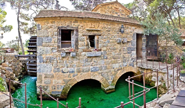Далматин село традиційних кам'яних водяний млин — стокове фото