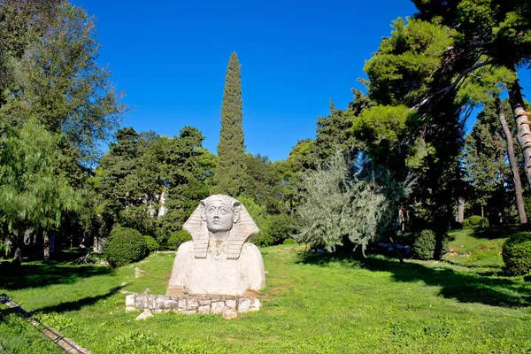 Zadars sphinx od grön natur — Stockfoto