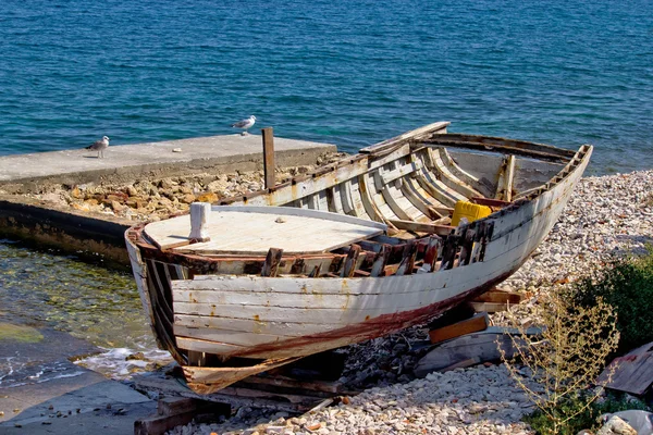 Vieux bateau en bois brisé par la mer — Photo