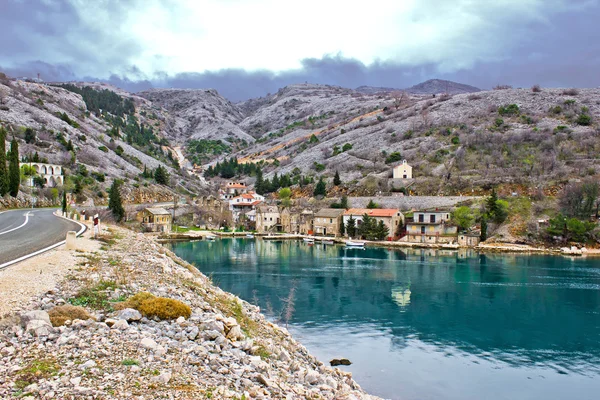 Dağ altında eski taş balıkçı köyü — Stok fotoğraf