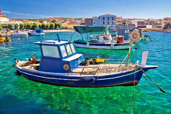 Fishing boat on turquoise sea — Stock Photo, Image