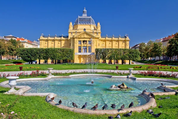 Colorido Zagreb parque fonte cena Fotos De Bancos De Imagens