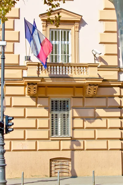 Ambassade bouwen met veiligheid camera's en windows — Stockfoto