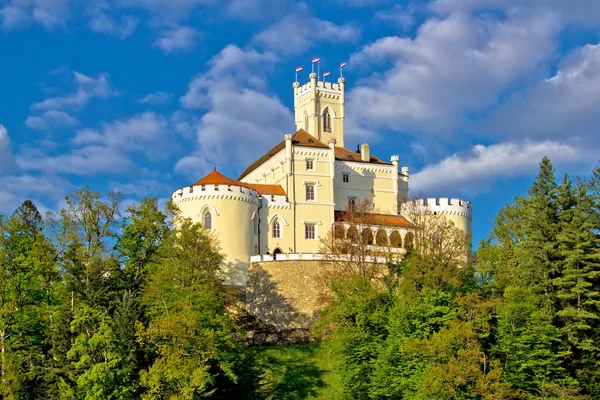 Castelo colorido colina verde — Zdjęcie stockowe