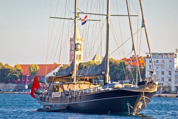 Segelboot in der Stadt Zadar — Stockfoto