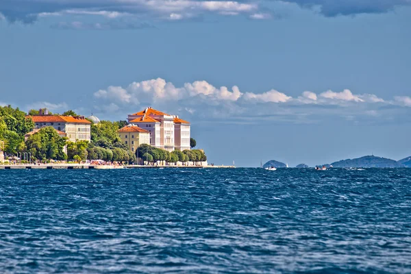Ville de Zadar front de mer bleu — Photo