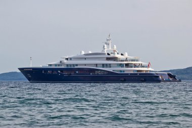 açık denizde yüzen megayacht