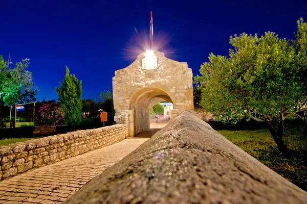 Historische stenen poort ingang van nin — Stockfoto