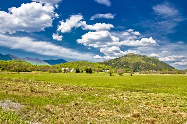 Pueblo de Smiljan paisaje verde — Foto de Stock