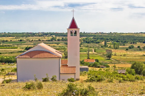 尼萨 kotari 教堂和景观 — 图库照片