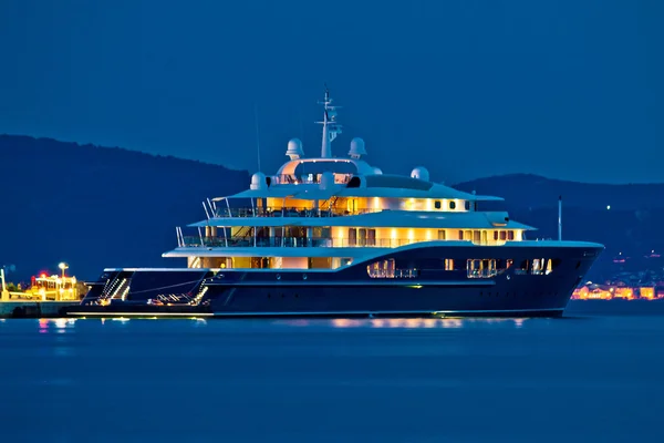 Luxe jacht blauwe avond weergave — Stockfoto