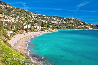 Golfe Bleu plajı ve Roquebrune-Cap-Martin kıyı şeridi manzarası, Güney Fransa