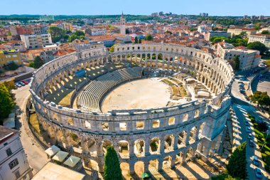Arena Pula. Hırvatistan 'ın Istria bölgesinde Pula havacılık manzaralı antik Roma amfitiyatrosu kalıntıları