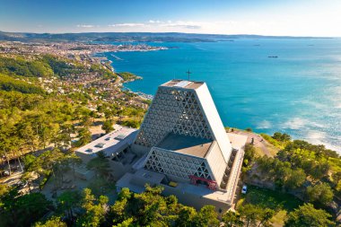 İtalya 'nın Friuli Venezia Giulia bölgesindeki Trieste hava manzarasının üstündeki Karst Platosu' ndaki Monte Grisa Tapınağı.
