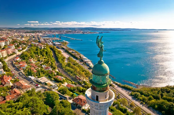 Trieste deniz feneri Phare de la Victoire ve şehir manzarası panoramik hava manzarası, İtalya 'nın Friuli Venezia Giulia bölgesi