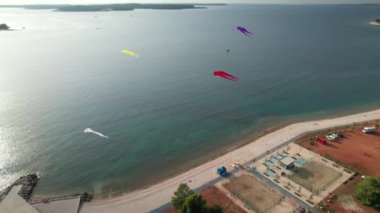 Valbandon Puntizela 'daki sahil uçurtmaları Hırvatistan' ın Istria bölgesinde hava manzaralı