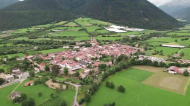 Val Venosta hava manzaralı Glorenza ya da Glurns gibi güçlendirilmiş bir köy. İtalya 'nın Trentino bölgesi.