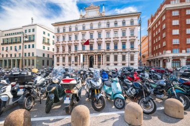 Trieste şehri mimarisi ve motosiklet manzarası, İtalya 'nın Friuli Venezia Giulia bölgesi