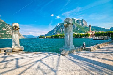 Como Gölü kıyısındaki Lecco kasabası ve kilise manzarası, İtalya 'nın Lombardiya bölgesi.