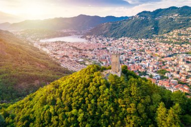Baradello kulesi ve Como hava manzaralı kasaba, İtalya 'nın Lombardy bölgesi.