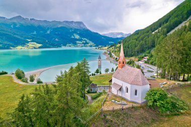 Curon Venosta, Graun im Vinschgau 'da Reschen Gölü' nün sualtı kulesi ve Alp manzarası manzarası, Güney Tyrol bölgesi İtalya