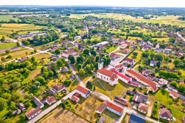 Hırvatistan 'ın Legrad kilisesi ve yeşil manzara hava manzarası, Podravina bölgesi