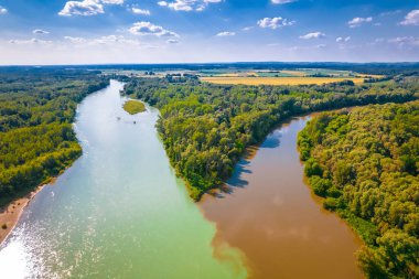Drava ve Mura nehirlerinin hava manzarası Hırvatistan 'ın Podravina bölgesi, Macaristan sınırı