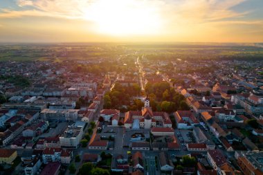 Hırvatistan 'ın Bilogora bölgesindeki Bjelovar hava panoramik günbatımı manzarası