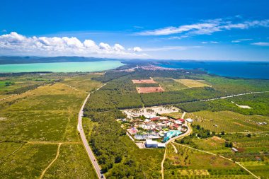 Hırvatistan 'ın Crvena Luka, Dalmaçya bölgesi yakınlarında Pakostan takımadası ve Vransko gölü hava manzarası