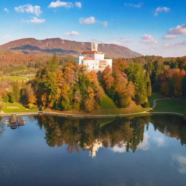 Zagorje bölgesindeki Trakoscan 'daki Idyllic göl tepesi şatosu, kuzey Hırvatistan hava manzarası