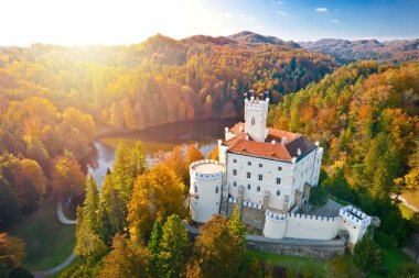Zagorje bölgesindeki Idyllic eski kasaba ve Trakoscan Gölü sonbahar renkleri ve güneş puslu hava manzarası, kuzey Hırvatistan
