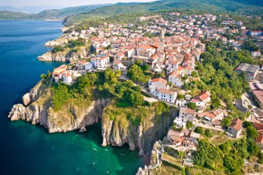 Vrbnik hava manzaralı kasabası, Krk Adası, Kvarner Körfezi takımadası, Hırvatistan