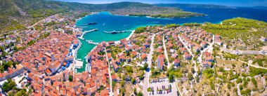 Cres kentinin panoramik manzarası, Cres Adası, Hırvatistan Kvarner adaları