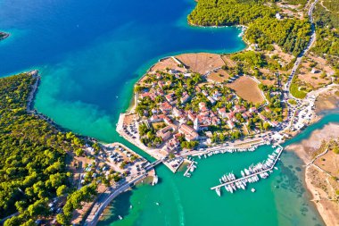 Osor turkuaz kıyı manzarası, Cres ile Mali Losinj adaları arasında köprü, Hırvat Adriyatik takımadası