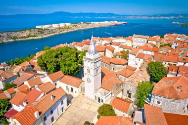 Omisalj kasabası çatıları ve LNG terminali hava manzarası, Hırvatistan 'ın Krk Adası