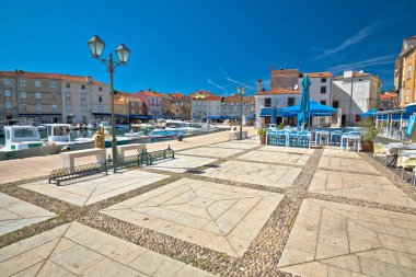 Cres. Hırvatistan 'ın Adriyatik takımadası Cres Adası' ndaki renkli liman ve liman kenti