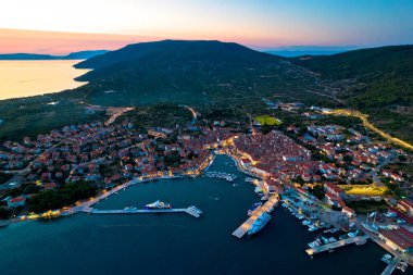 Cres kasabası, Hırvatistan 'ın Kvarner bölgesi, Cres adası, havacılık akşam manzarası