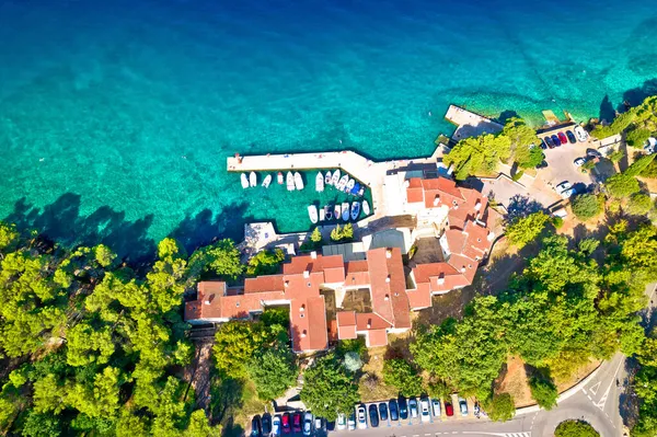 マリンスカターコイズブルーのビーチと漁師の村の航空ビュー クルク島 クロアチア — ストック写真