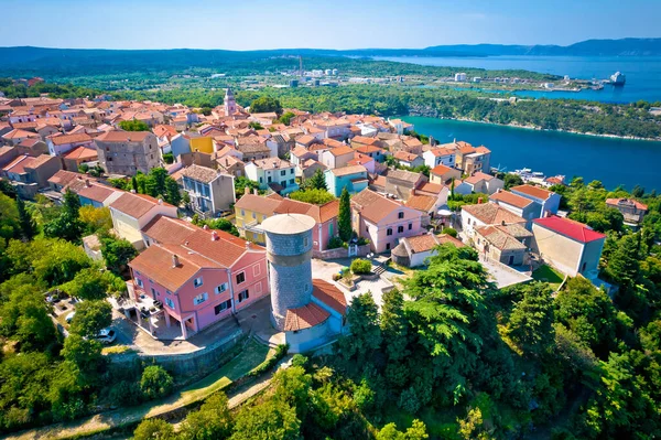 Πόλη Omisalj Στέγες Και Θέα Θάλασσα Εναέρια Νήσος Krk Κροατία — Φωτογραφία Αρχείου