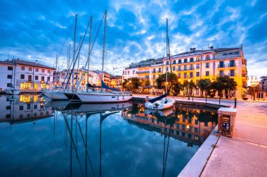 Adriyatik kıyısındaki Grado kasabası ve mimari şafak manzarası, Friuli Venezia Giulia bölgesi, kuzey İtalya