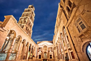 Katedral ve Peristil Meydanı, UNESCO dünya mirası sahası ve Hırvatistan Dalmaçya takımadalarının tarihi akşam manzarasını bölün
