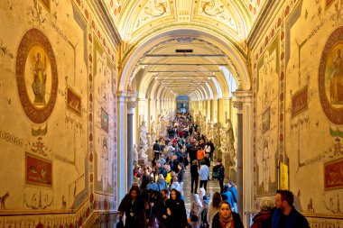 Vatikan, 26 Mart 2019: Vatikan Müzesi sanat koridoru ve turist kalabalığı manzarası. Vatikan müzesi çok sayıda turist tarafından ziyaret edilir ve ünlü bir turizm merkezidir..