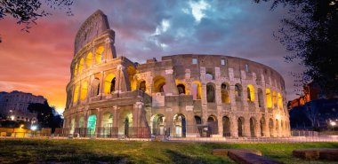 Kolezyum Roma şafak görünümü, sonsuz şehrin ünlü dönüm noktası, Italya 'nın başkenti