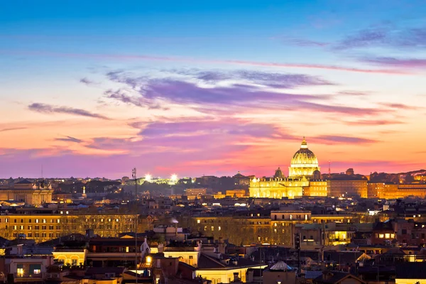 梵蒂冈的日落色彩斑斓的暮色映照了罗马和梵蒂冈的屋顶和地标 意大利永恒的城市和首都 罗马教廷 — 图库照片