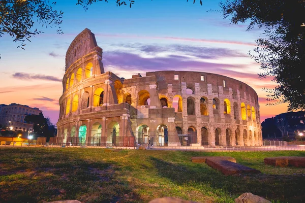 Kolezyum Roma şafak görünümü, sonsuz şehrin ünlü dönüm noktası, Italya 'nın başkenti