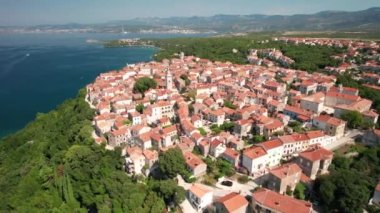 Omisalj Koyu ve LNG terminali panoramik manzaralı, Hırvatistan 'ın Krk Adası