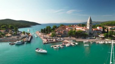Osor turkuaz kıyı manzarası, Cres ile Mali Losinj adaları arasında köprü, Hırvat Adriyatik takımadası
