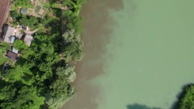 Drava nehri havadan uçuşu Macaristan 'dan Hırvatistan' a, iki ülke arasındaki doğal sınır. 